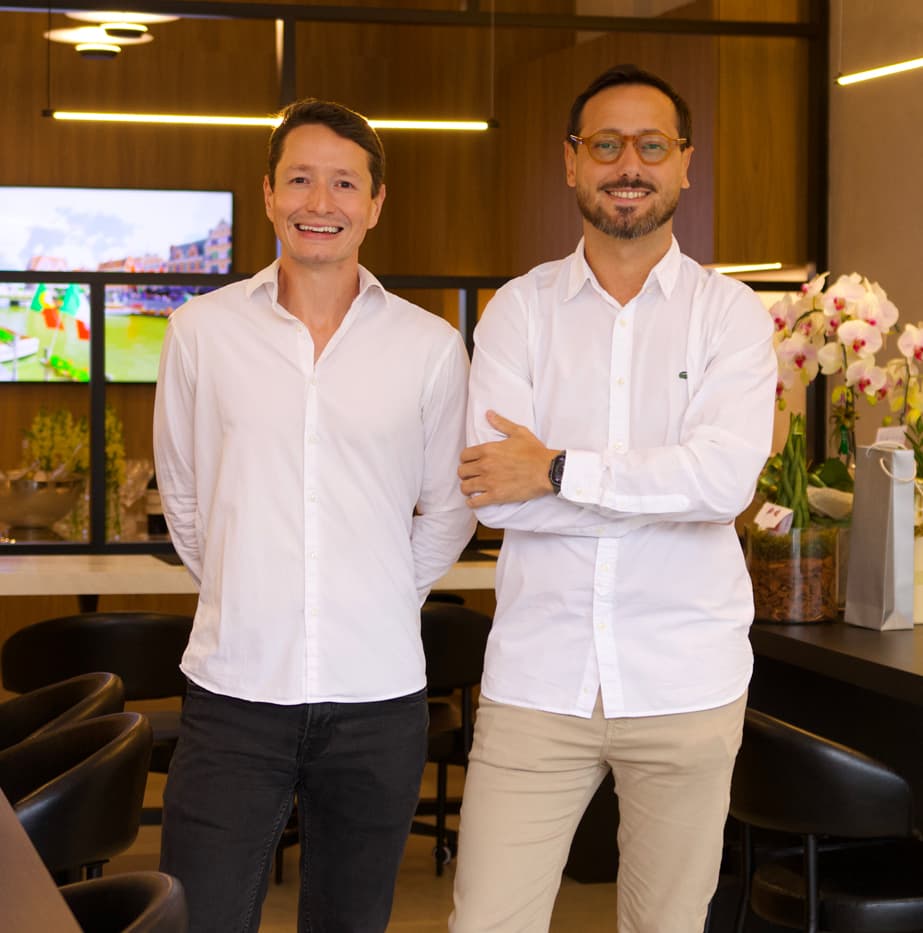 Nícolas Schlickmann e Jhow de Carvalho, sócios e cofundadores da Livva Viagens